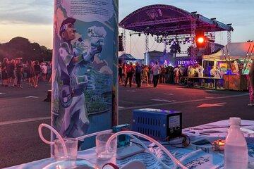 Stand Hydrogèn'Oc, avec une expérience sur une table, lors d'un concert.