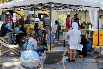 Adulte et enfants sur le stand de l'Ideasbox