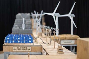 La maquette autour des panneaux photovoltaïques.
