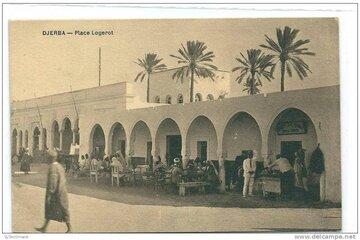 Houmt Souk, le murmure des voix d’antan Photographie en noir et blanc prise au début du XXe siècle dans un café traditionnel de Houmt Souk, cœur historique de l’île de Djerba. Autour des tables en bois, des hommes de la population locale en gandoura et chéchia côtoient des membres des communautés européennes vêtus à l’occidentale. L’atmosphère est calme, empreinte de convivialité. Grâce à l’intelligence artificielle, les visages s’animent, les discussions semblent reprendre, les gestes s’esquissent : le passé reprend vie, témoignant du cosmopolit