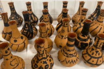 Photographie de productions lors d'un atelier de peinture sur céramique à figures noires