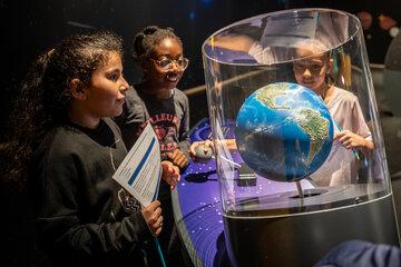 Scolaires en visite à Cosmocité