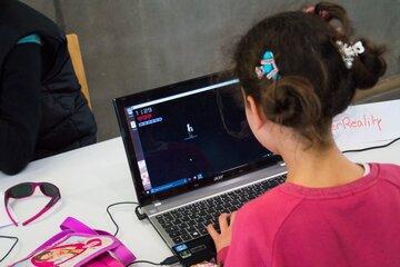 Jeu créé pendant la Scientific Game Jam Jeune fille jouant à un jeu créé pendant la Scientific Game Jam