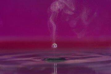 Une goutte d'eau se détache avec la force des ultrasons Une goutte d'eau se détache avec la force des ultrasons