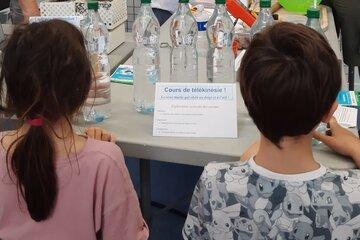 Enfants observant un dispositif expérimental