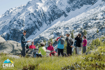 Sortie terrain en montagne avec un chercheur en écologie alpine lors d'une journée avec des bénévoles