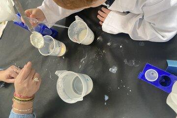 Expérimentation sur le stand INRAE lors de la Fête de la science 2024