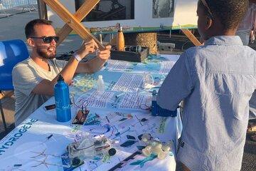 Stand Hydrogèn'Oc, avec une expérience sur une table, lors d'un concert.