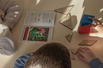 Contes mathématiques enfant jouant à résoudre des défis mathématique