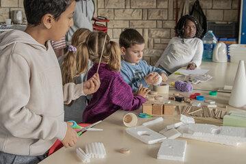 enfants construisant un élément pour éclater un ballon