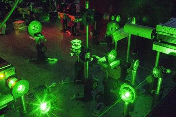 Quand un faisceau de lumière blanche passe à travers un prisme ou un réseau, il se divise en une multitude de radiations, car la lumière blanche est polychromatique. Ce phénomène est appelé dispersion