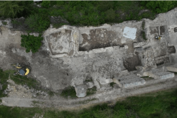 vue aérienne zénithale du chateau de Saint-Jurs en cours de fouille vue aérienne zénithale du chateau de Saint-Jurs en cours de fouille