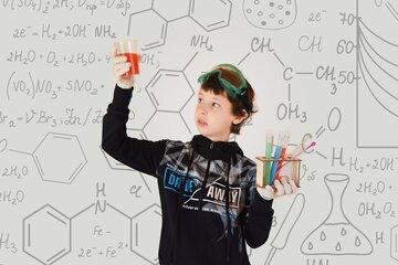 Enfant qui fait de la chimie