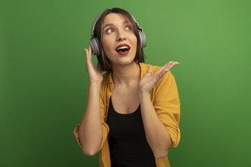 Vous n'allez pas en croire vos oreilles ! Une femme écoutant un casque audio semble étonnée de ce qu'elle entend