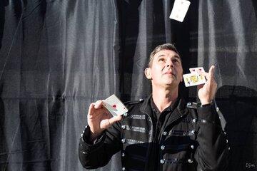 Magicien dans ses œuvres