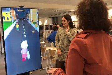 Personne qui joue a une application sur un écran