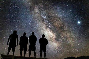 Groupe de personne observant le ciel
