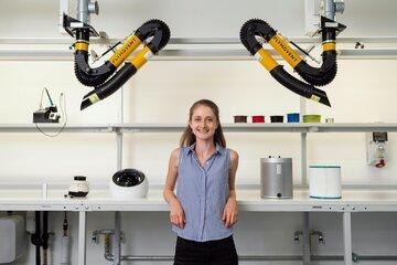 Scientifique, deux bras robotiques 