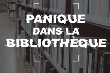 Le texte Panique dans la bibliothèque apparaît au premier plan. En arrière plan figure des étagères de livres dans une bibliothèque.