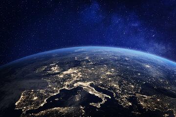  Carte de l'Europe vue de nuit depuis l'espace, montrant les zones éclairées par l'activité humaine