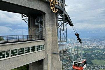 Arrivée de la cabine en gare haute du téléphérique