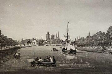 Scène fluviale ancienne avec des bateaux sur une rivière bordée d’arbres, une ville médiévale et des clochers visibles à l’arrière-plan.
