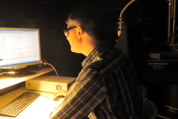 A la recherche des émetteurs de photons dans le silicium...