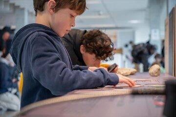 Enfants qui examinent des objets