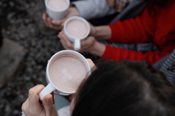 Des ados autour d'un chocolat chaud