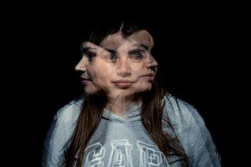 Photo d'une femme en pull gris et blanc en mouvement