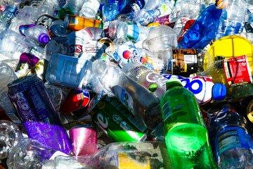 Amoncellement de bouteilles en plastique