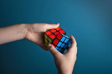 Un homme joue au Rubik's cube