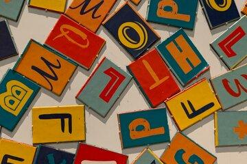 Lettres colorées éparpillées sur une table