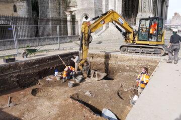Les archéologues de C'Chartres Archéologie fouillent le parvis sud de la cathédrale Notre-Dame de Chartres, en 2024. La fouille atteint alors environ 1m80 de profondeur.
