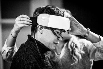 Un homme installe un dispositif de Eye tracking sur sa tête.