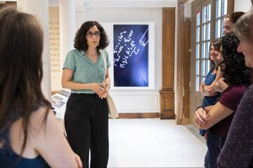 Photo d'une visite guidée dans l'amphithéâtre Perrin | Espace INVENTER de la Maison Poincaré
