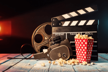 Pot de popcorn devant un clap de cinéma