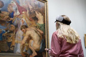 Jeune fille regarde un tableau avec des lunettes de eye-tracking.