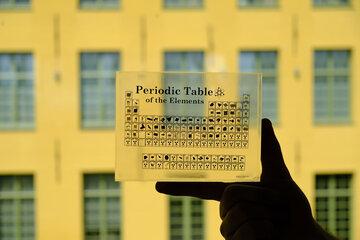Table périodique devant un batiment du Labo visible en arrière-plan