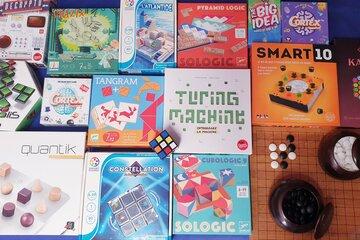 des jeux de société sur une table