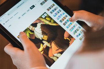 personne manipulant une tablette