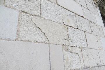 Tuffeau atteint d'une desquamation en plaque (chateau de Chaumont-sur-Loire)