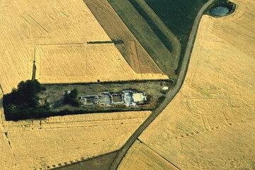 Vestiges des thermes de Gisacum vue du ciel dans les années 1970.