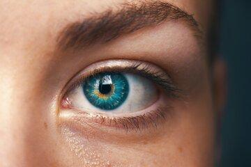 Gros plan sur une personne aux yeux bleus