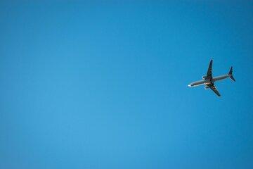 Un avion vole dans un ciel sans nuages