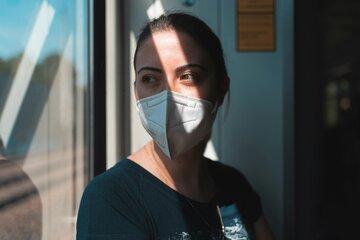 Infirmière portant un masque facial blanc