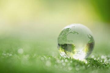 intelligence de la nature représentation de la Terre dans une goutte d'eau