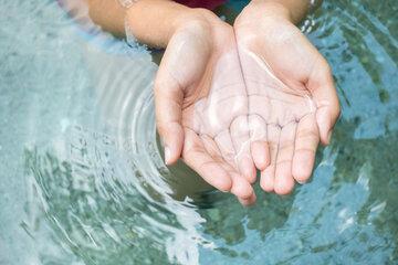 mains dans l'eau