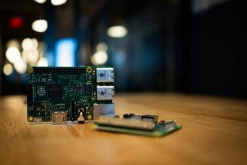Deux circuits imprimés verts sur une surface en bois