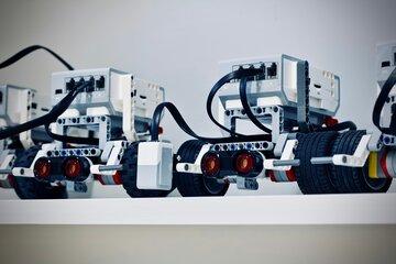 Deux petits robots noirs sur fond blanc